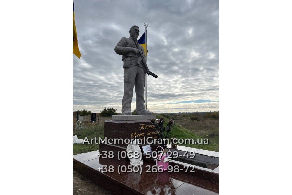 Памятник военному в виде скульптуры 00894